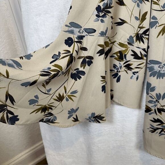 Vince Camuto Flutter Sleeve Floral Blouse Creamy beige Blue Green Flower Size 3X - Picture 3 of 10
